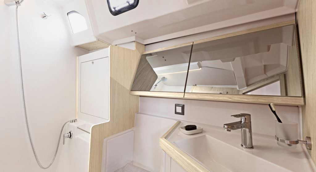 beneteau, oceanis 46, velier, interior, toaleta,